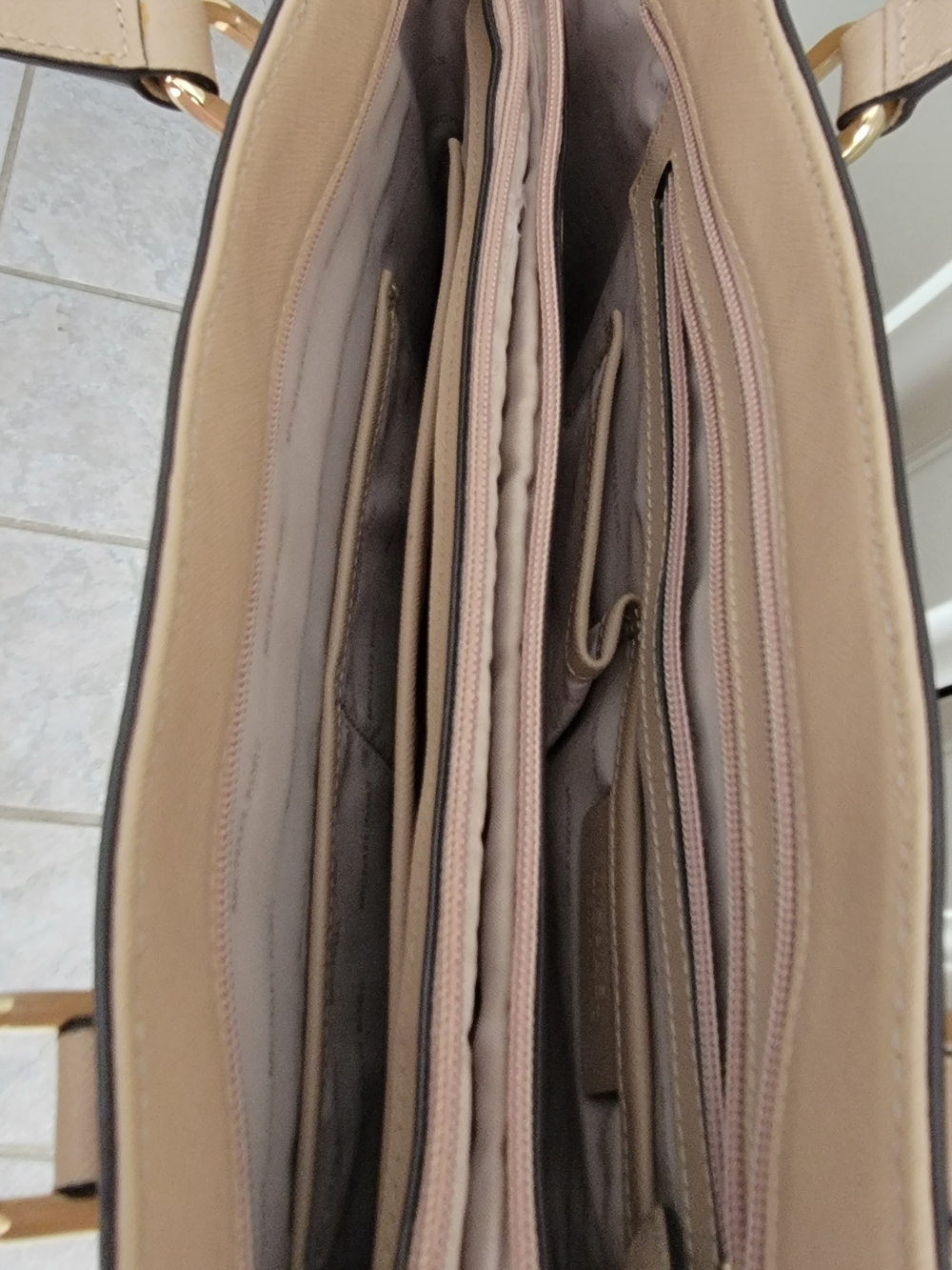 Michael Kors Beige Tote Bag - Elegant Saffiano Leather Shoulder Bag - Picture 5 of 8